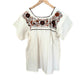 Blusa artesanal con Margaritas bordadas a mano en Chiapas