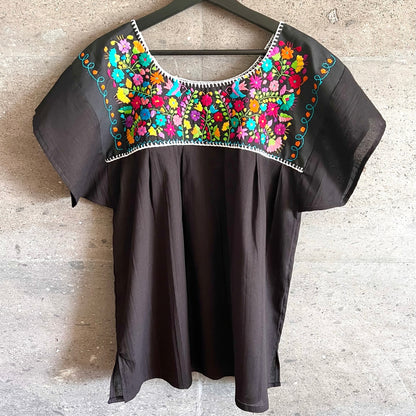 Blusa artesanal con Margaritas bordadas a mano en Chiapas